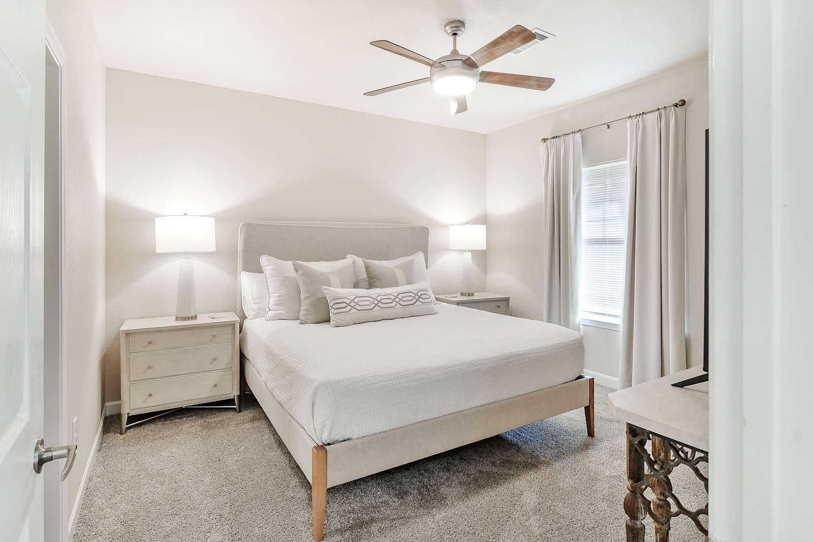 The Mansion — 3BR Townhome-Style with Garage interior view 2