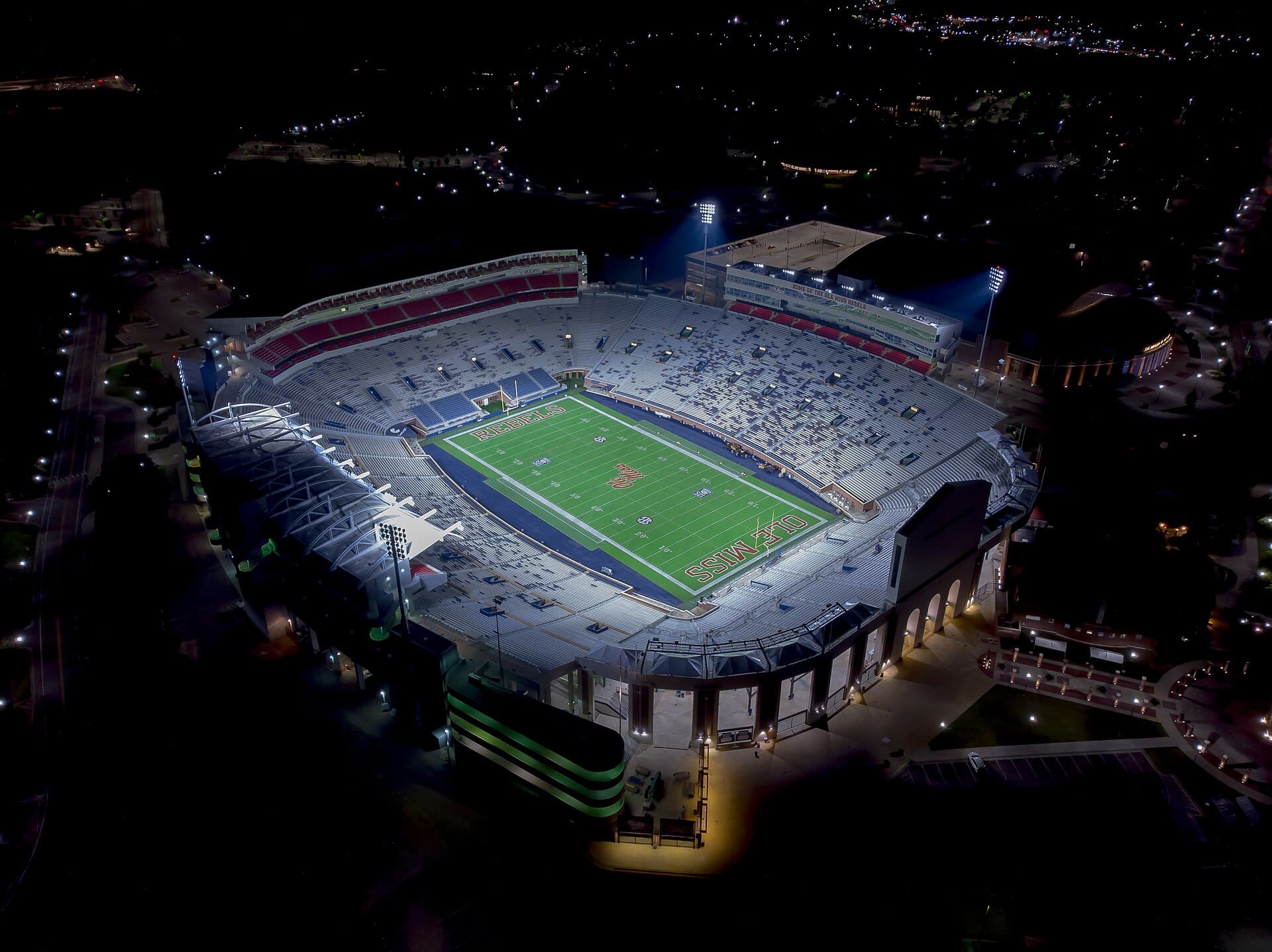 Renting in Oxford on the Academic Clock: Pre-Leasing, Game Days, and August 1